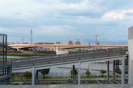 高速と川 高速と川の写真