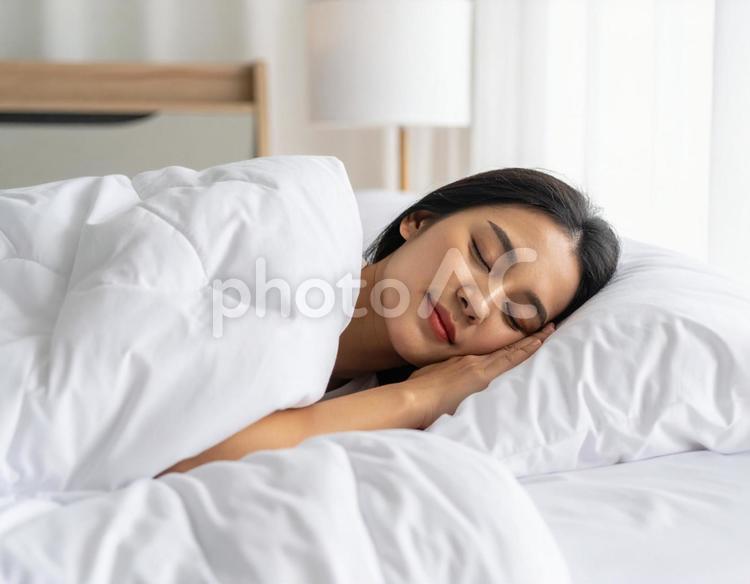 柔らかな自然光の中で眠る穏やかな寝顔 睡眠,女性,寝顔の写真素材