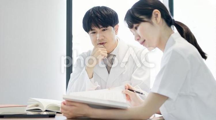 医療の勉強をする医師と看護師 医師,看護師,勉強の写真素材