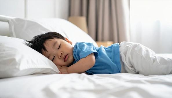 お昼寝する日本人の男の子の横顔 お昼寝する日本人の男の子の横顔の写真