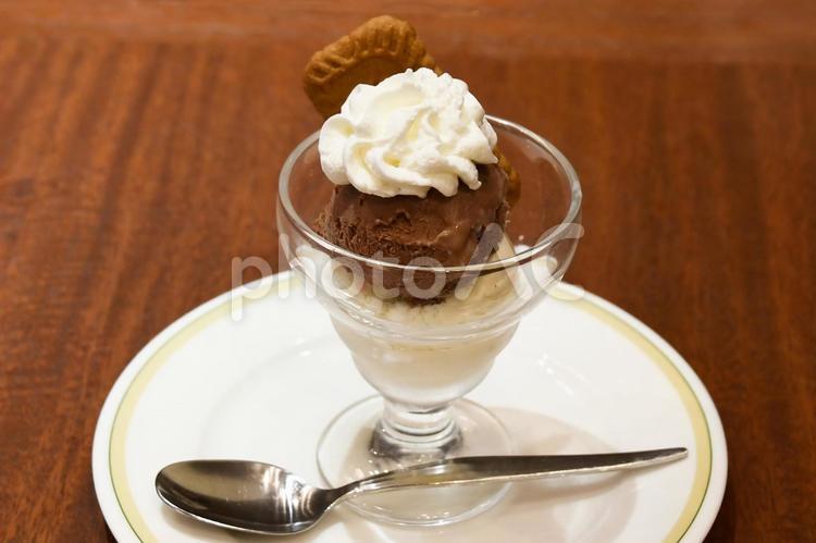 チョコレートとバニラのアイスクリーム アイス,アイスクリーム,バニラアイスの写真素材
