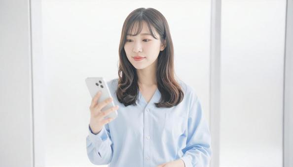 スマホを確認するビジネス女性 スマホを確認するビジネス女性の写真