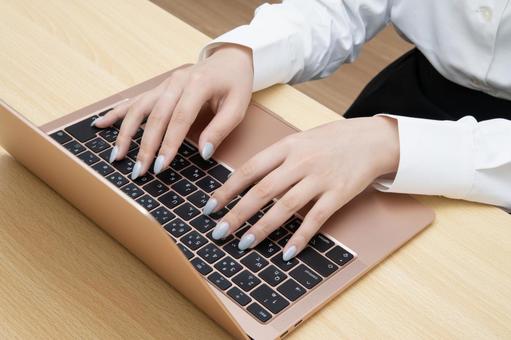 PC操作 ノートパソコン,女性,手の写真素材