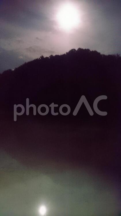 ２つの満月 満月,月,月明かりの写真素材