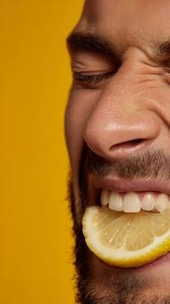 レモンをかじる瞬間の顔 レモンをかじる瞬間の顔の写真