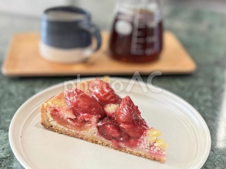 プラムのタルトとコーヒー タルト,ケーキ,スイーツの写真素材