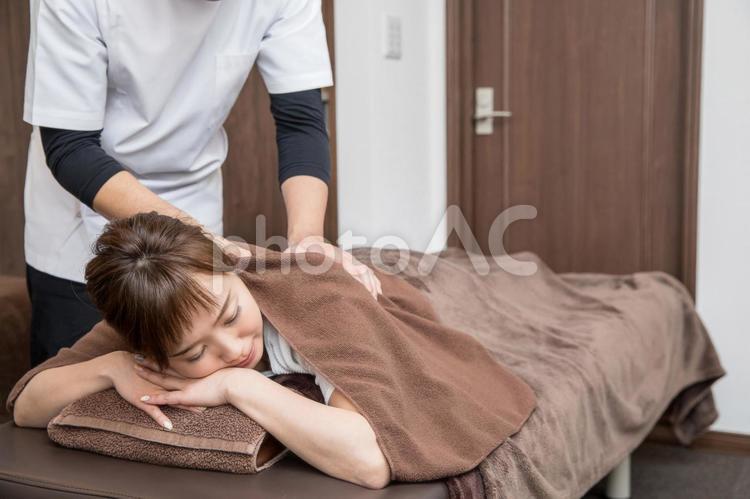 整体を受ける女性 整体,マッサージ,肩こりの写真素材