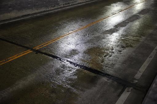 濡れた路面 地下トンネル,下り坂,路面の写真素材