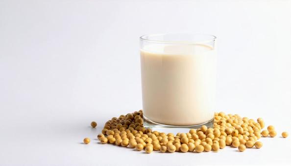 白背景に豆乳と大豆の写真