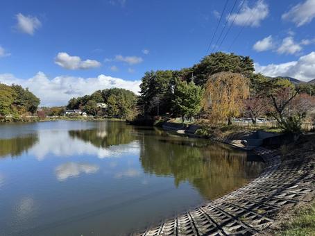 晩秋の小坂田池（長野県塩尻市） 小坂田池,池,pondの写真素材