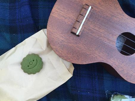 ピクニックでウクレレ ピクニックでウクレレ ウクレレ,抹茶クッキー,音楽の写真素材