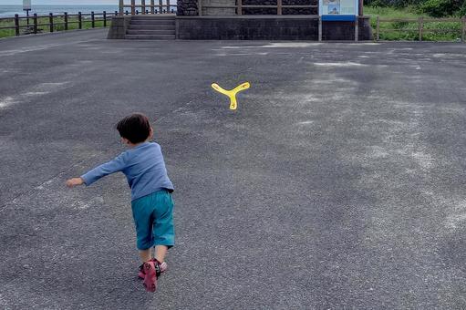 <素材>公園でブーメランを投げる男の子 <素材>公園でブーメランを投げる男の子 子供,ブーメラン,公園の写真素材