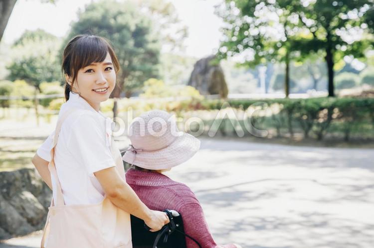 公園・庭を散歩する介護士と高齢者 介護士,介護,介護福祉士の写真素材