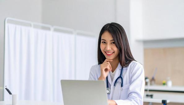 パソコンと笑顔の女性 パソコンと笑顔の女性の写真