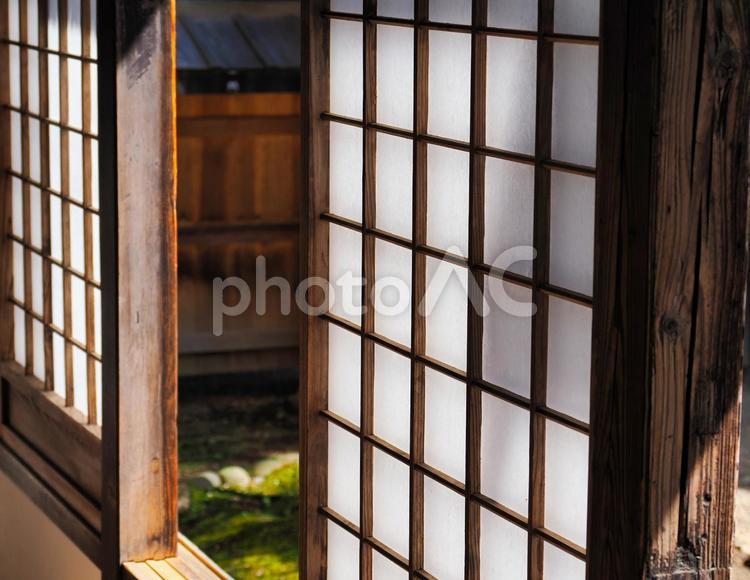 日差しが当たる障子戸 障子,障子戸,古民家の写真素材