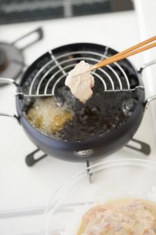 唐揚げを作ろうとしている菜箸 唐揚げを作ろうとしている菜箸の写真