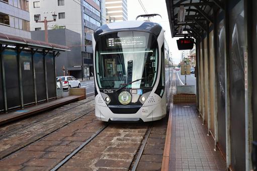広島電鉄の電車（中電前駅）の写真