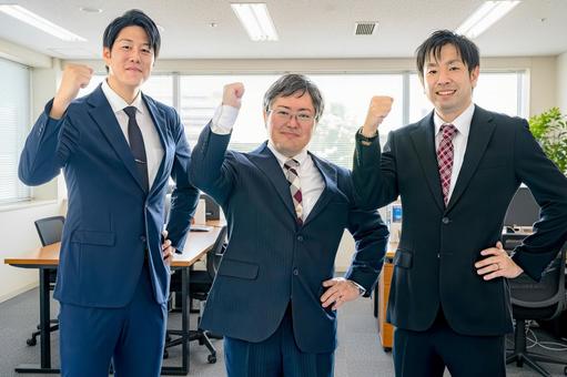ガッツポーズするビジネスマン 男性,スーツ,ビジネスマンの写真素材