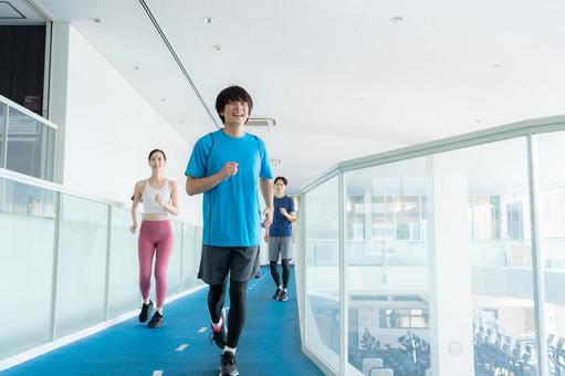 スポーツジムでトレーニングをする若い男女 スポーツジム,ジョギング,ランニングの写真素材