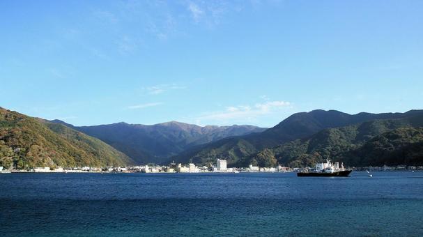 御浜岬から眺める晩秋の戸田漁港風景 御浜岬,戸田漁港,まき網漁船の写真素材