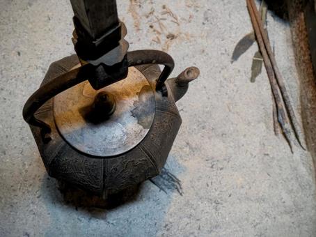 囲炉裏と鉄瓶 囲炉裏と鉄瓶 囲炉裏,鉄瓶,灰の写真素材