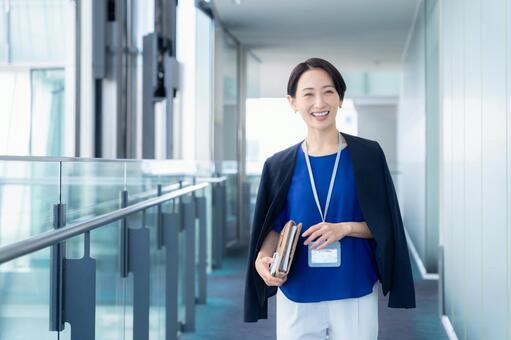 オフィスで働くビジネスウーマン ビジネス,ビジネスウーマン,エンジニアの写真素材