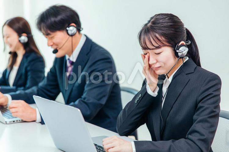 クレーム対応するコールセンターの泣く女性 クレーム,苦情,泣くの写真素材
