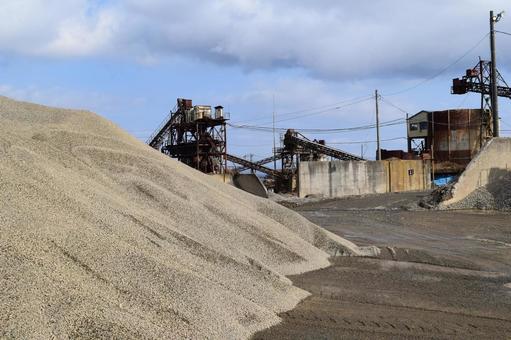 砕石工場 建設資材の生産現場 砕石工場 建設資材の生産現場の写真