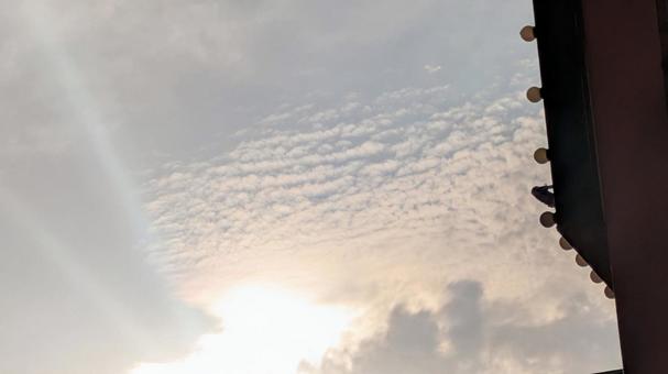 夕暮れの光とひつじ雲 夕暮れの光とひつじ雲の写真