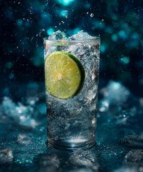 ライムと氷が浮かぶトニックウォーターの写真
