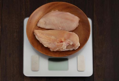 電子はかりの鶏むね肉 電子はかりの鶏むね肉 鶏肉,むね肉,生肉の写真素材