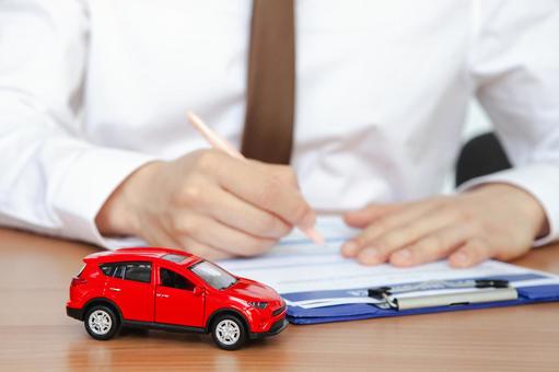 傘と赤い車と記入している男性の手元 保険業,事務職,接客業の写真素材