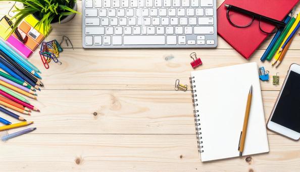 机の上の筆記用具、文房具、スマホの写真