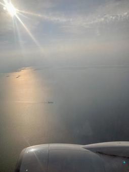 飛行機で夕焼け 飛行機で夕焼け 飛行機,飛行機の窓,空の写真素材