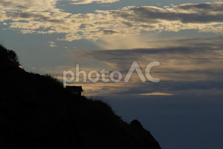 夕暮れと崖と雲 自然,風景,景色の写真素材