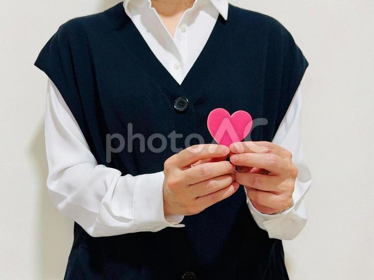 ハートを両手で持っている女性 ハート,女性,婚活の写真素材