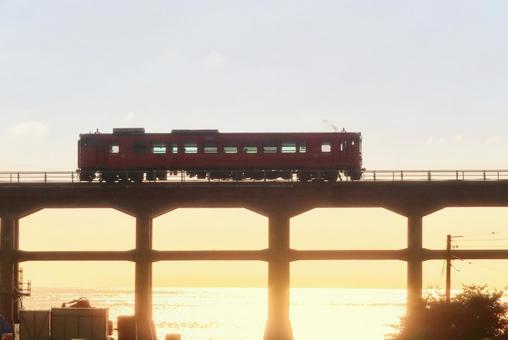 【山口県】惣郷川橋梁 夕日,橋,山口の写真素材