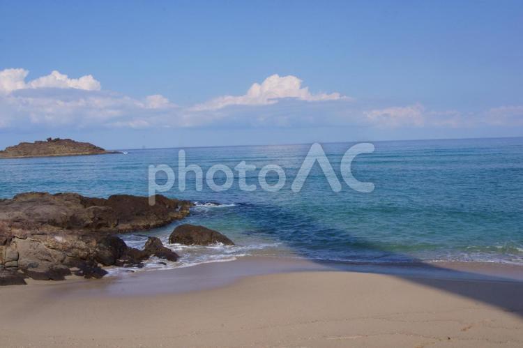 南国気分の石見の秋 海,岩,青の写真素材