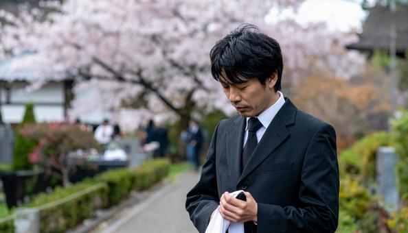 お葬式・葬儀に来た喪服の日本人男性の写真