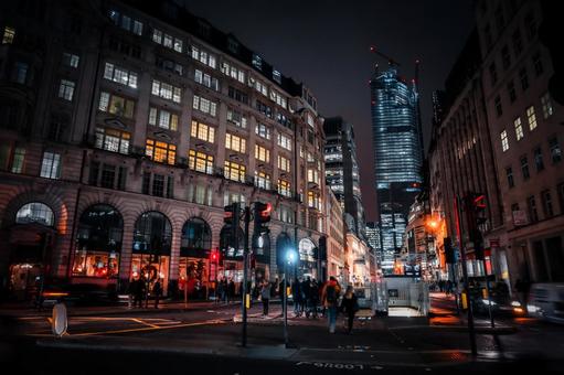 モニュメント駅周辺の夜景 ロンドン,モニュメント駅,夜景の写真素材