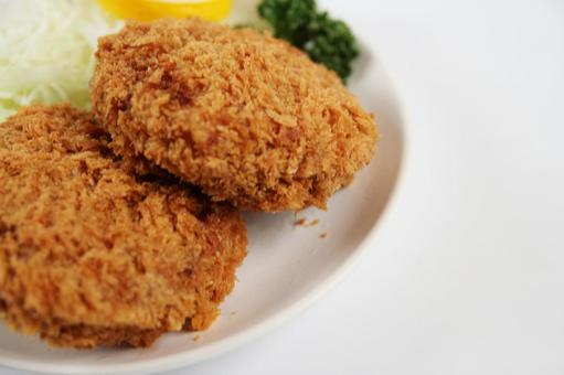おいしいメンチカツ盛り付け おいしいメンチカツ盛り付け メンチカツ,揚げ物,肉料理の写真素材