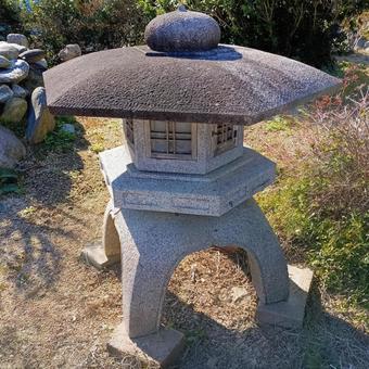 夕焼けと石灯籠 夕焼けと石灯籠 庭の灯篭,庭,庭の風景の写真素材