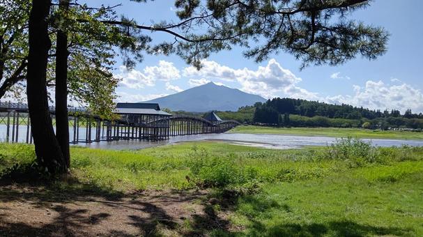 鶴の舞橋４ 鶴の舞橋,岩木山,池の写真素材