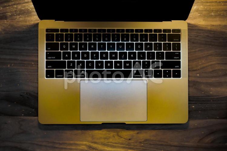 スタイリッシュなノートパソコンのキーボードのイメージ ノートパソコン,キーボード,パソコンの写真素材
