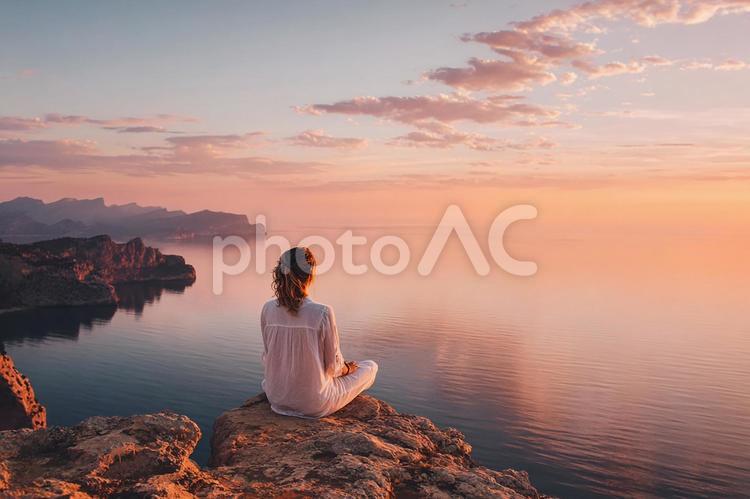 海を見つめる女性の後ろ姿 女性,後ろ姿,崖の写真素材