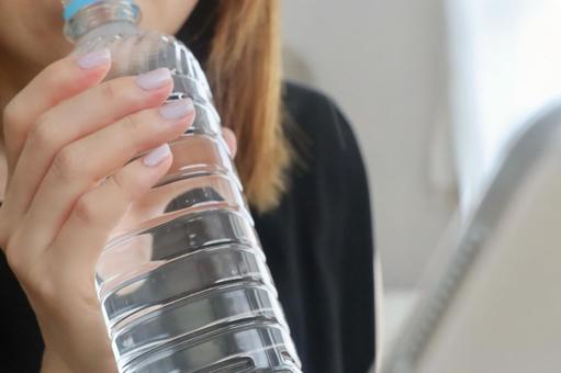 水を飲む女性 水を飲む女性の写真