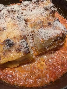 熱々チーズが香る焼きたてラザニア 熱々チーズが香る焼きたてラザニア ラザニア,イタリア料理,グラタン皿の写真素材
