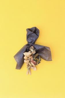 黄色い壁に薔薇のドライフラワースワッグA 黄色い壁に薔薇のドライフラワースワッグA 薔薇,ドライフラワー,スワッグの写真素材