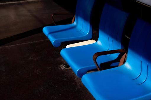 電車待ち 椅子,駅,ベンチの写真素材