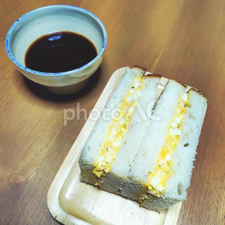 たまごサンドとコーヒー　モーニングセット サンドイッチ,たまごサンド,卵の写真素材